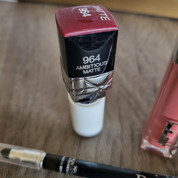 Dior makeup bag and makeup - Picture 7 of 8